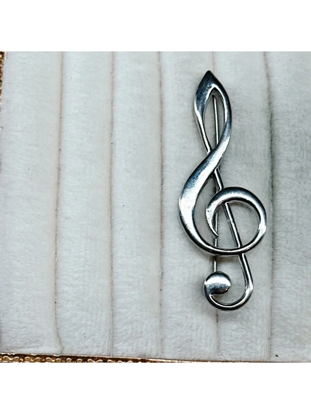 381u. Silvertone Treble Clef Music Brooch